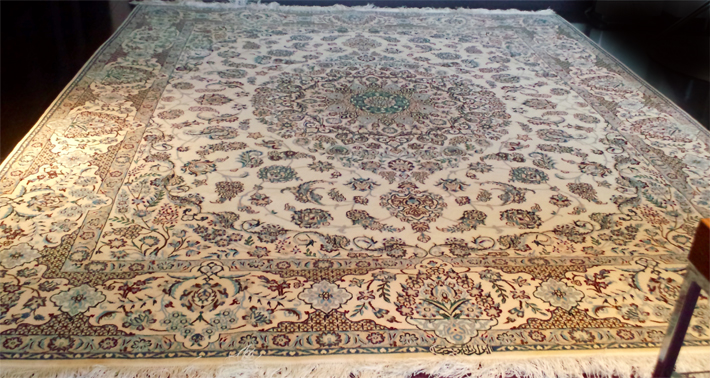 ハビビアン工房のナイン産ペルシャ絨毯