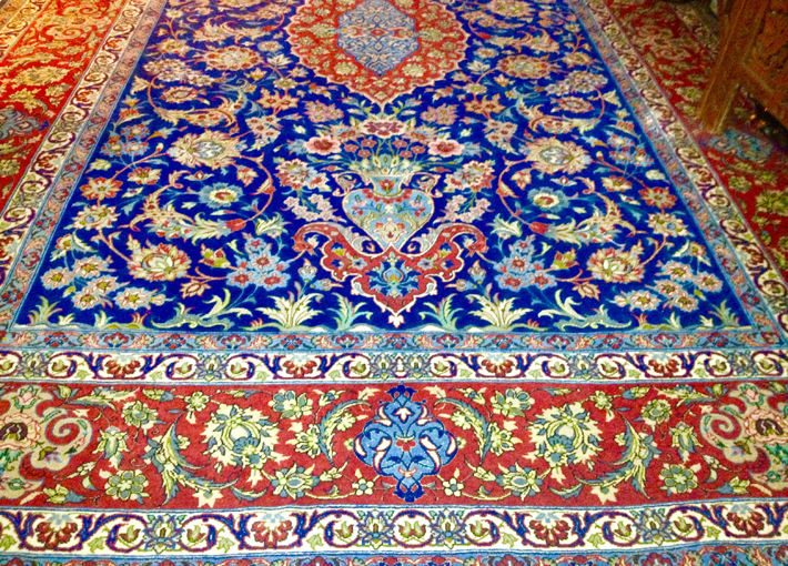タブリーズ産のペルシャ絨毯